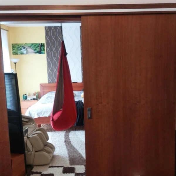 Fából készült füdőszobai tolóajtó nyitott állapotban.